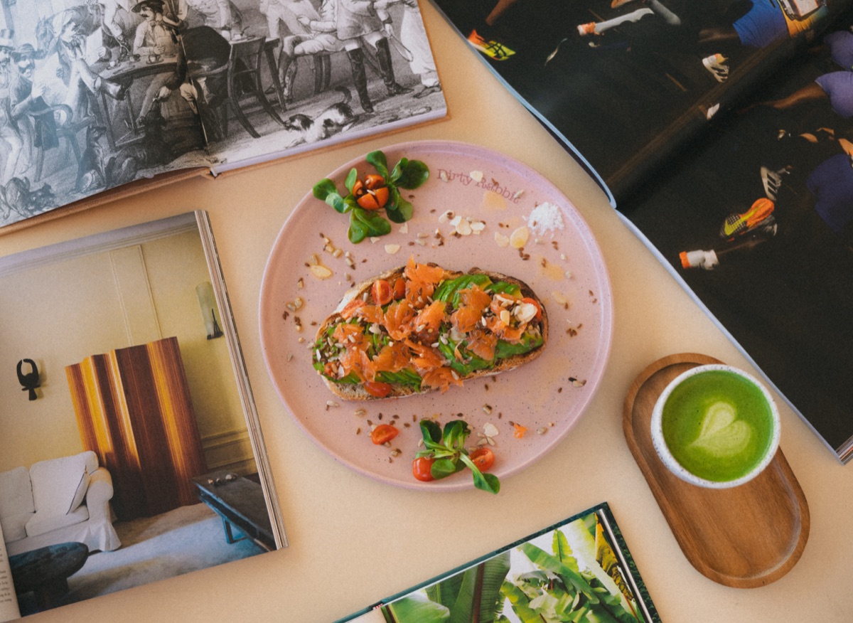 Tostada de salmón y aguacate con matcha latte en Dirty Rabbit