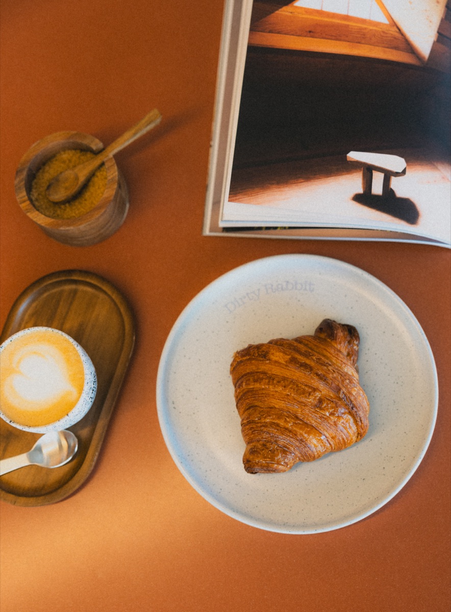 Croissant y latte con arte en Dirty Rabbit S'Agaró